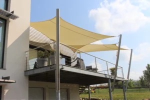 installer un voile d'ombrage sur un balcon